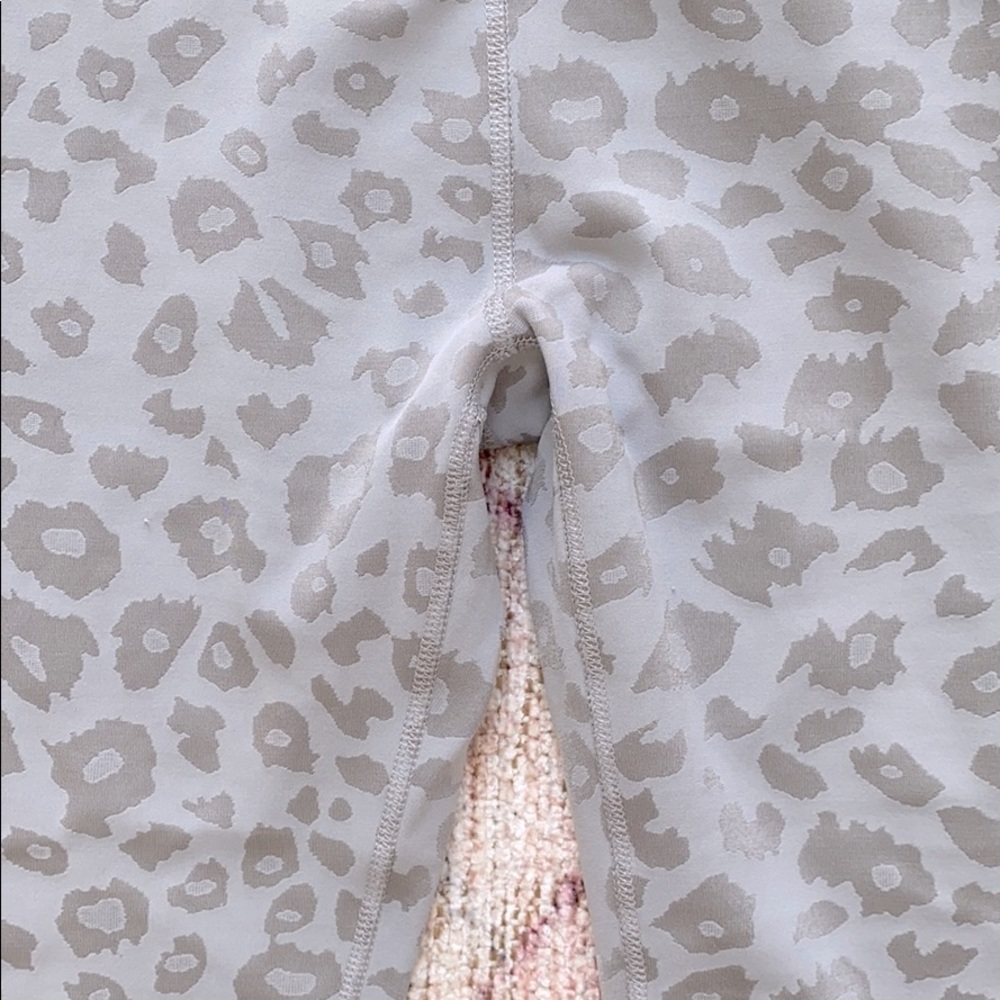 SOLD❌❌❌Beyond Yoga Jacquard Leopard High Rise Legging - Picture 5 of 7